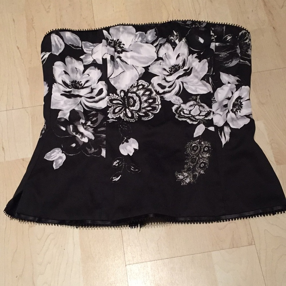White House Black Market Women’s size 6 bustier.